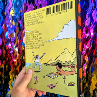 Buchrückseite von 'Fungirl – Zwei brandneue Abenteuer': Fungirl, eine junge Frau mit viel Herz und noch mehr Chaos, erlebt zwei neue, turbulente Abenteuer. Ein Comic, der mit Witz und Charme begeistert!