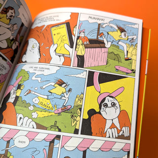 Comic-Innenseite aus 'Fungirl – Zwei brandneue Abenteuer': Eine Mischung aus romantischen und skurrilen Momenten, die Fungirls unnachahmlichen Charme zeigen. Ein Buch voller Überraschungen – jetzt entdecken!